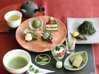 นั่งจิบชายามบ่ายท่ามกลางไร่ชาที่ D:matcha Kyoto Café & Kitchen