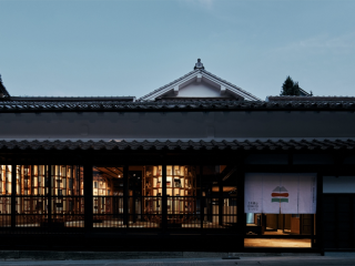 ผ่อนคลายไปกับหนังสือและเครื่องดื่มที่  Iwami Ginzan Town Library Cafe